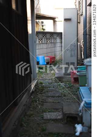 日本住宅區的一條小巷 134871829