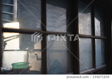 柔和的光線透過磨砂玻璃照射進來。 134871830