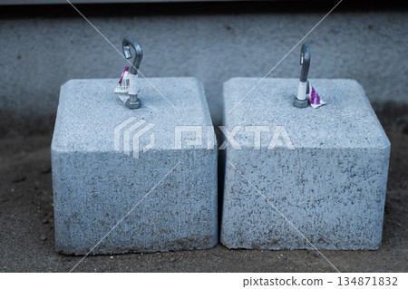 金屬配件的混凝土塊 134871832