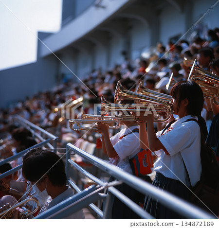 看台上，一支學生銅管樂隊正在表演。 134872189