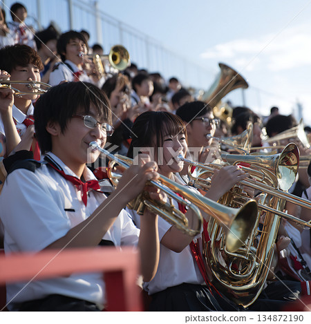 看台上，一支學生銅管樂隊正在表演。 134872190