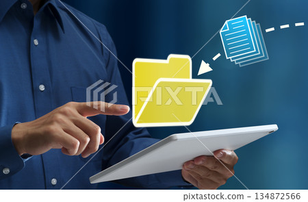 從儲存設備下載和傳輸檔案。線上文件共享。一名男子正在使用平板電腦。 134872566