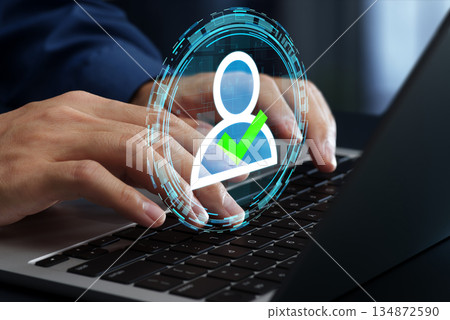 身份驗證和身份核實。零信任存取控制和授權。業務合作夥伴使用筆記型電腦進行身份驗證。 134872590