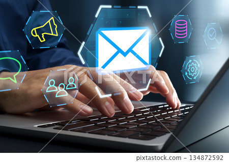 電子郵件行銷。向郵件清單訂閱者發送促銷郵件。撰寫電子郵件。 134872592