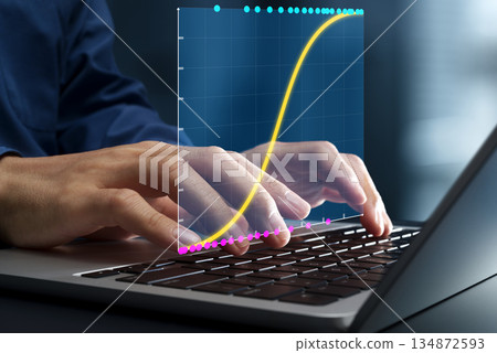 邏輯迴歸分析和圖表。利用歷史商業數據預測趨勢。筆記型電腦 134872593
