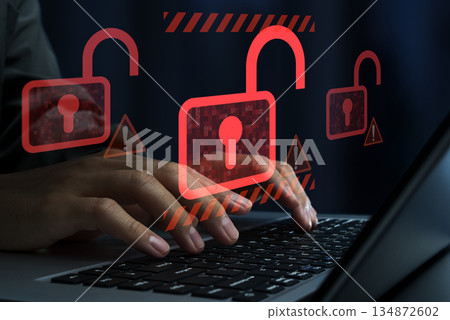 駭客攻擊和系統入侵。未經授權的存取和帳戶接管。打開掛鎖圖示。筆記型電腦 134872602