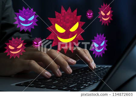 網路騷擾和辱罵性評論。網路霸凌和攻擊性貼文。一名男子正在使用筆記型電腦。 134872603