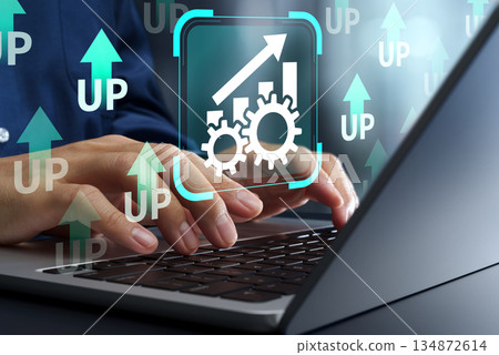 技能發展與績效提升。 IT技能培養與職涯發展。使用筆記型電腦的業務經理。 134872614