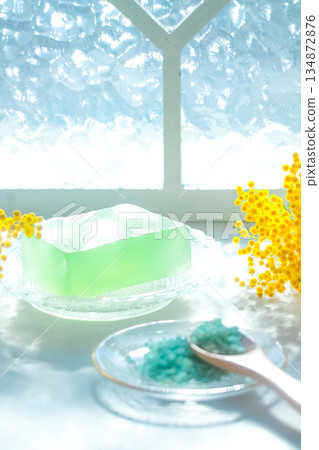 清爽的綠色香皂和浴鹽 清爽的綠色香皂和浴鹽 134872876