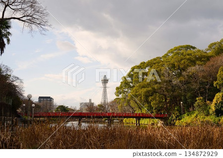 通天閣和冬季景色 134872929