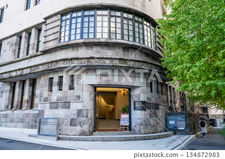 日本橋鑽石大廈（三菱倉庫江戶橋倉庫大廈）是受船體設計啟發而建造的現代建築傑作。位於中央區日本橋。 134872983