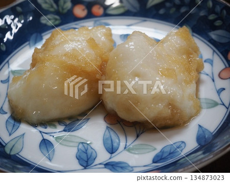 一道簡單的日式料理,由年糕配上磨碎的白蘿蔔製成。 一道簡單的日式料理,由年糕配上磨碎的白蘿蔔製成。 134873023