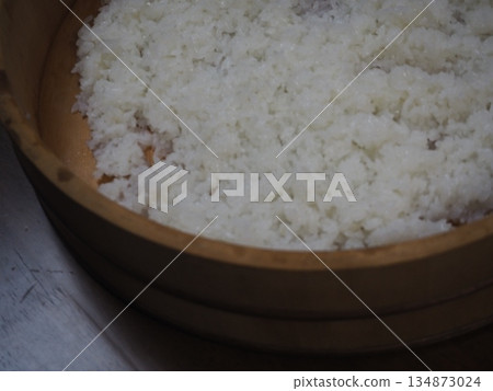 特寫鏡頭:裝滿壽司飯的木桶,尚未煮熟。 特寫鏡頭:裝滿壽司飯的木桶,尚未煮熟。 134873024
