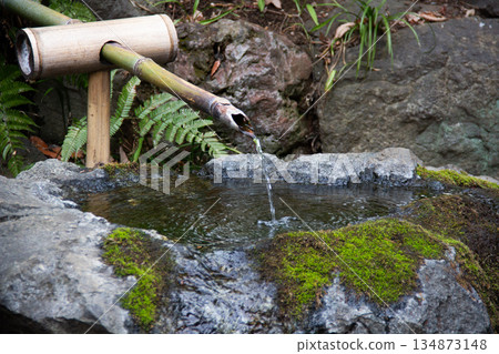 遠野谷戶庭園:石製水池,水從竹製水龍頭流出 遠野谷戶庭園:石製水池,水從竹製水龍頭流出 134873148