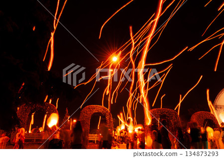 Light painting with flying lanterns 134873293