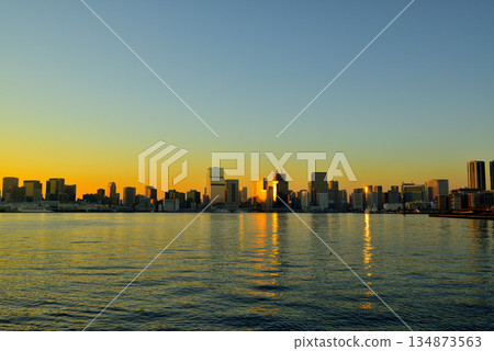 有明北綠道公園：黃昏時的金色彩虹橋 134873563