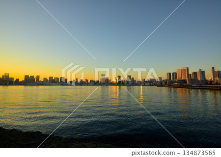 有明北綠道公園:黃昏時的金色彩虹橋 有明北綠道公園:黃昏時的金色彩虹橋 134873565