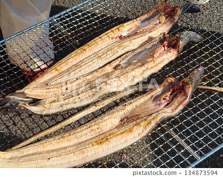 Demonstration and sale of grilled wild eel 134873594