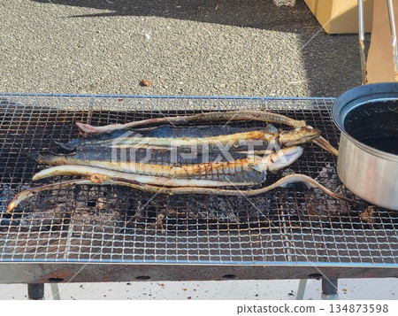 Demonstration and sale of grilled wild eel Demonstration and sale of grilled wild eel 134873598
