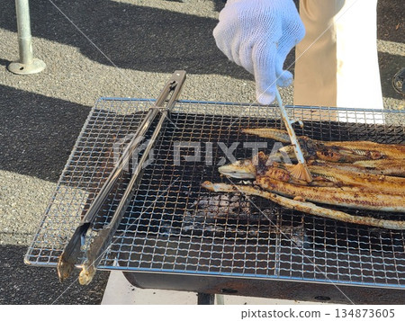 Demonstration and sale of grilled wild eel Demonstration and sale of grilled wild eel 134873605