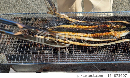 Demonstration and sale of grilled wild eel 134873607