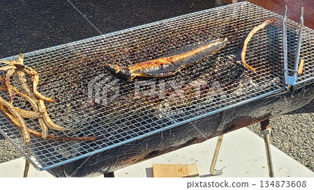 Demonstration and sale of grilled wild eel 134873608