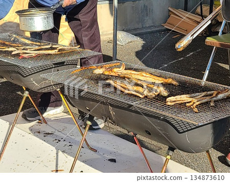 Demonstration and sale of grilled wild eel 134873610