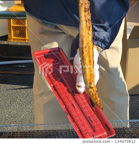 Demonstration and sale of grilled wild eel 134873612