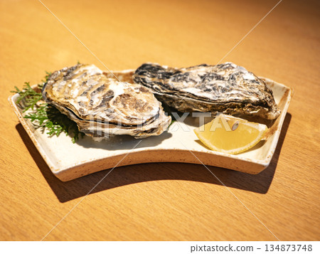 Seasonal flavor! Grilled oysters with lemon 134873748
