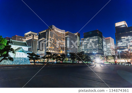東京:燈火輝煌的皇居辰巳塔和丸之內 東京:燈火輝煌的皇居辰巳塔和丸之內 134874361