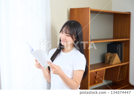 讀一本書的年輕女子 134874447