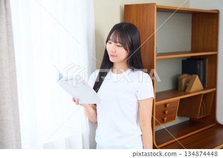 讀一本書的年輕女子 134874448