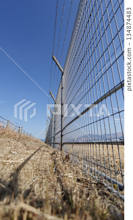 一道柵欄擋住了藍天 134874483