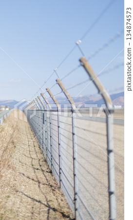 機場跑道上無盡的鐵絲網 機場跑道上無盡的鐵絲網 134874573