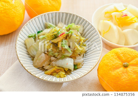 Lightly pickled Chinese cabbage with salted kelp 134875356