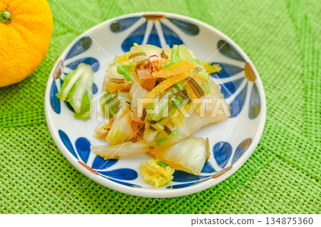 用鹹海帶醃製的白菜 134875360