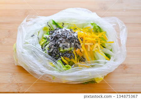 Add yuzu and salted kelp to lightly pickled Chinese cabbage 134875367