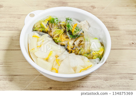 自製微醃高麗菜和柚子蘿蔔 自製微醃高麗菜和柚子蘿蔔 134875369
