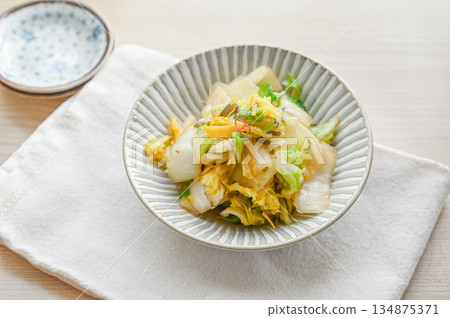用鹹海帶醃製的白菜 134875371