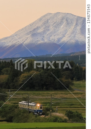 Autumn leaves on the Myoko Haneuma Line and the first snow on Mt. Kurohime 134875543