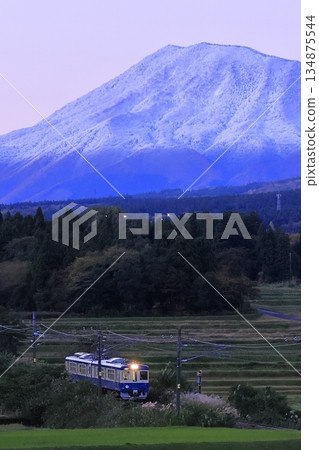 Autumn leaves on the Myoko Haneuma Line and the first snow on Mt. Kurohime 134875544