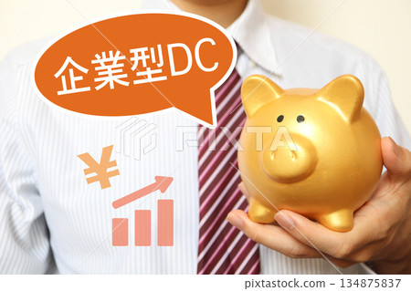 一名男子和他的存錢罐，展示了他的公司資料中心和不斷增長的資產。 134875837