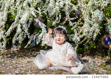 春天公園玩耍的女孩 134875868