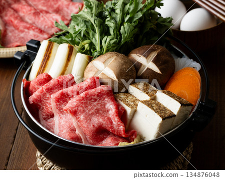 Sukiyaki of Wagyu beef 134876048