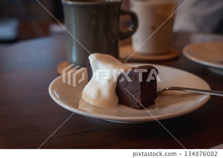 Cafe gateau chocolate Cafe gateau chocolate 134876082