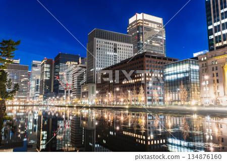 Tokyo: Marunouchi and the Imperial Palace's Wadakura Moat at the end of the year Tokyo: Marunouchi and the Imperial Palace's Wadakura Moat at the end of the year 134876160