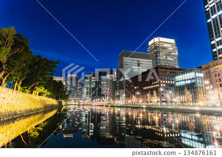 東京:年末的丸之內和皇居和田倉護城河 東京:年末的丸之內和皇居和田倉護城河 134876161