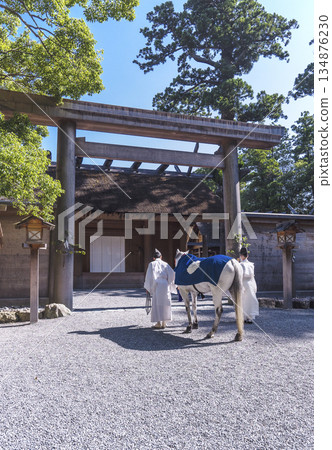 伊勢神宮外宮新馬崇拜景觀 伊勢神宮馬年首日參拜儀式 伊勢神宮外宮新馬崇拜景觀 伊勢神宮馬年首日參拜儀式 134876230