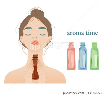 一位女士正在聞香水和色彩繽紛的香水瓶。 一位女士正在聞香水和色彩繽紛的香水瓶。 134876533