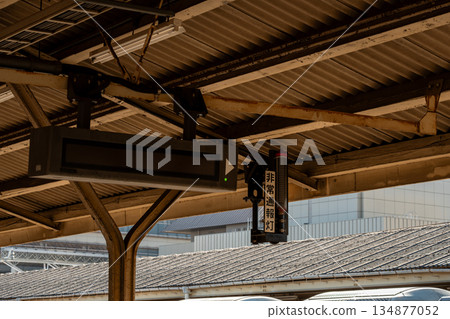 Emergency lights on station platforms 134877052